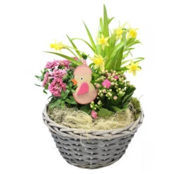 Flechtkorb In Grau, Mit Pflanzen Und Deko